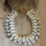 Collier Tuamea Coquillages cauris blanc fait main